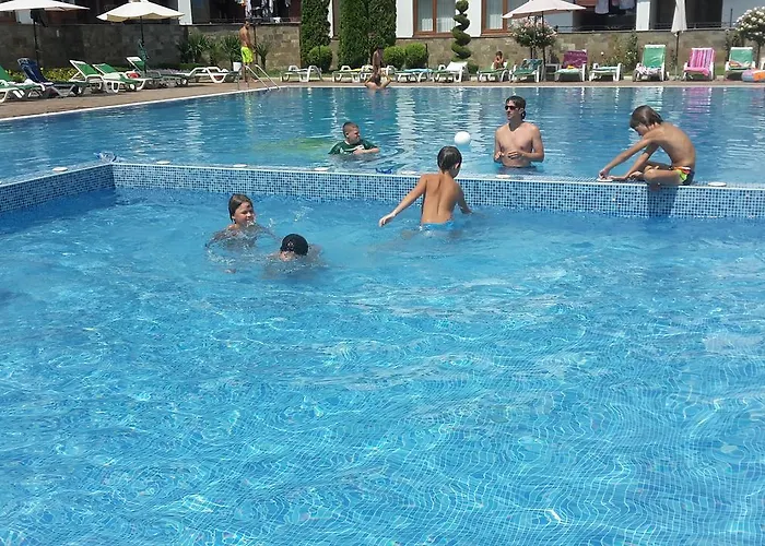 Хотел Family Apolon 2*